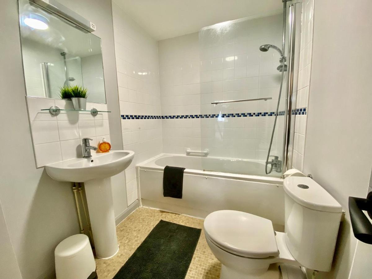 Beautiful Apartment - 5 Minute Walk To The Best Beach! - Great Location - Parking - Fast Wifi - Smart Tv - Newly Decorated - Sleeps Up To 4! Close To Bournemouth & Poole Town Centre Exteriör bild