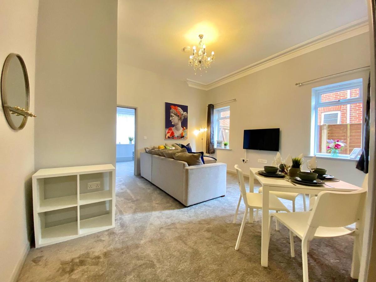 Beautiful Apartment - 5 Minute Walk To The Best Beach! - Great Location - Parking - Fast Wifi - Smart Tv - Newly Decorated - Sleeps Up To 4! Close To Bournemouth & Poole Town Centre Exteriör bild