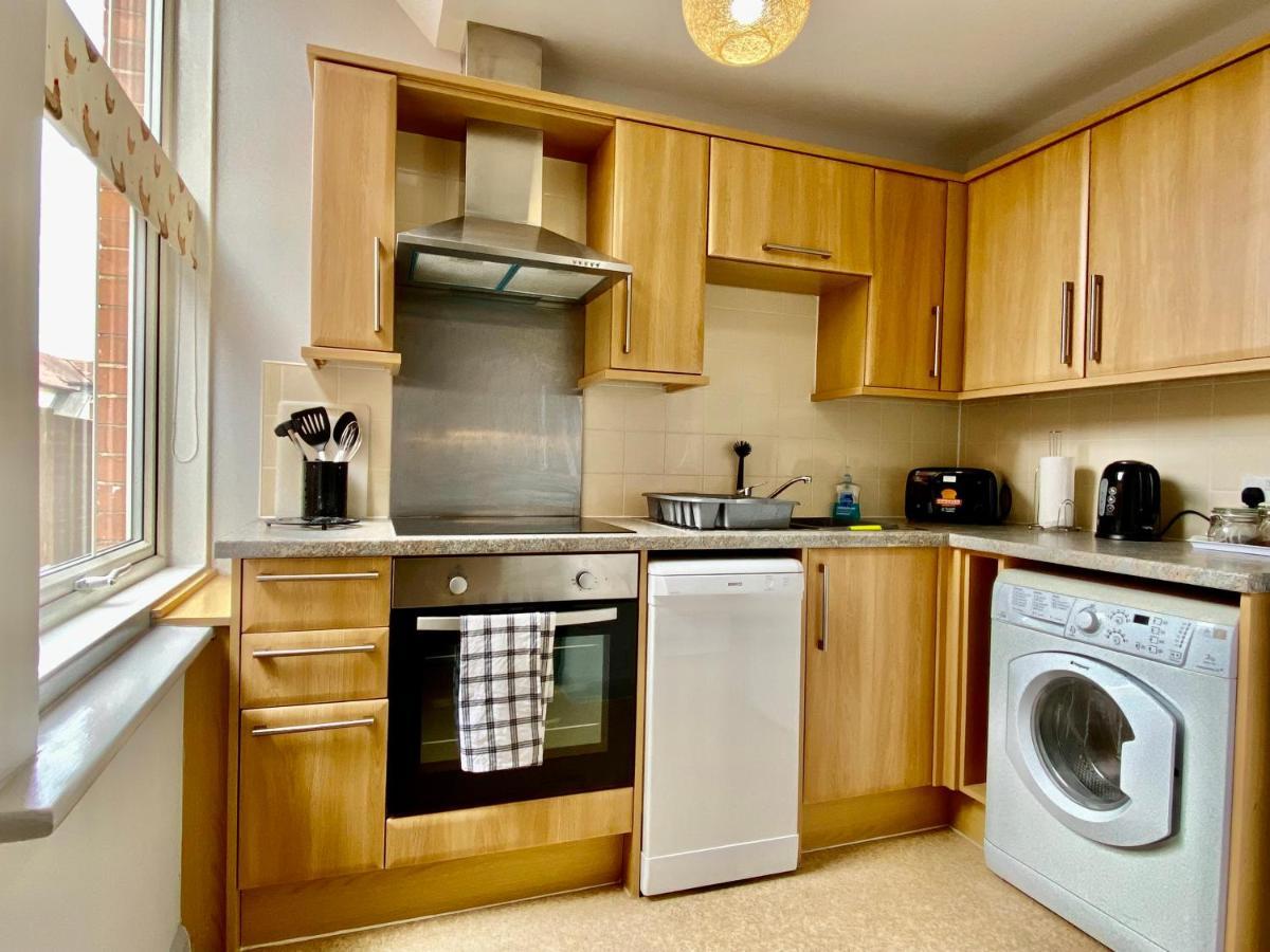 Beautiful Apartment - 5 Minute Walk To The Best Beach! - Great Location - Parking - Fast Wifi - Smart Tv - Newly Decorated - Sleeps Up To 4! Close To Bournemouth & Poole Town Centre Exteriör bild