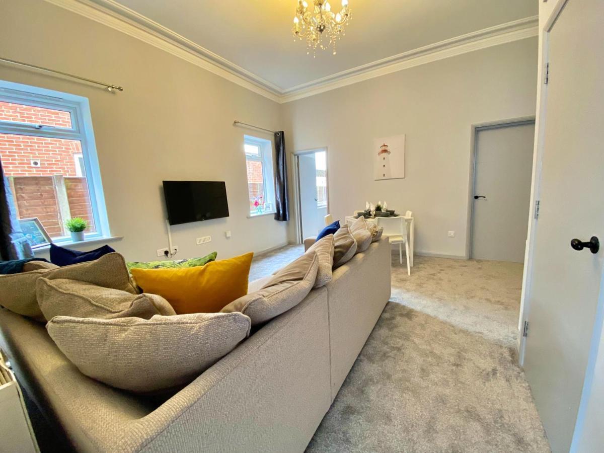 Beautiful Apartment - 5 Minute Walk To The Best Beach! - Great Location - Parking - Fast Wifi - Smart Tv - Newly Decorated - Sleeps Up To 4! Close To Bournemouth & Poole Town Centre Exteriör bild