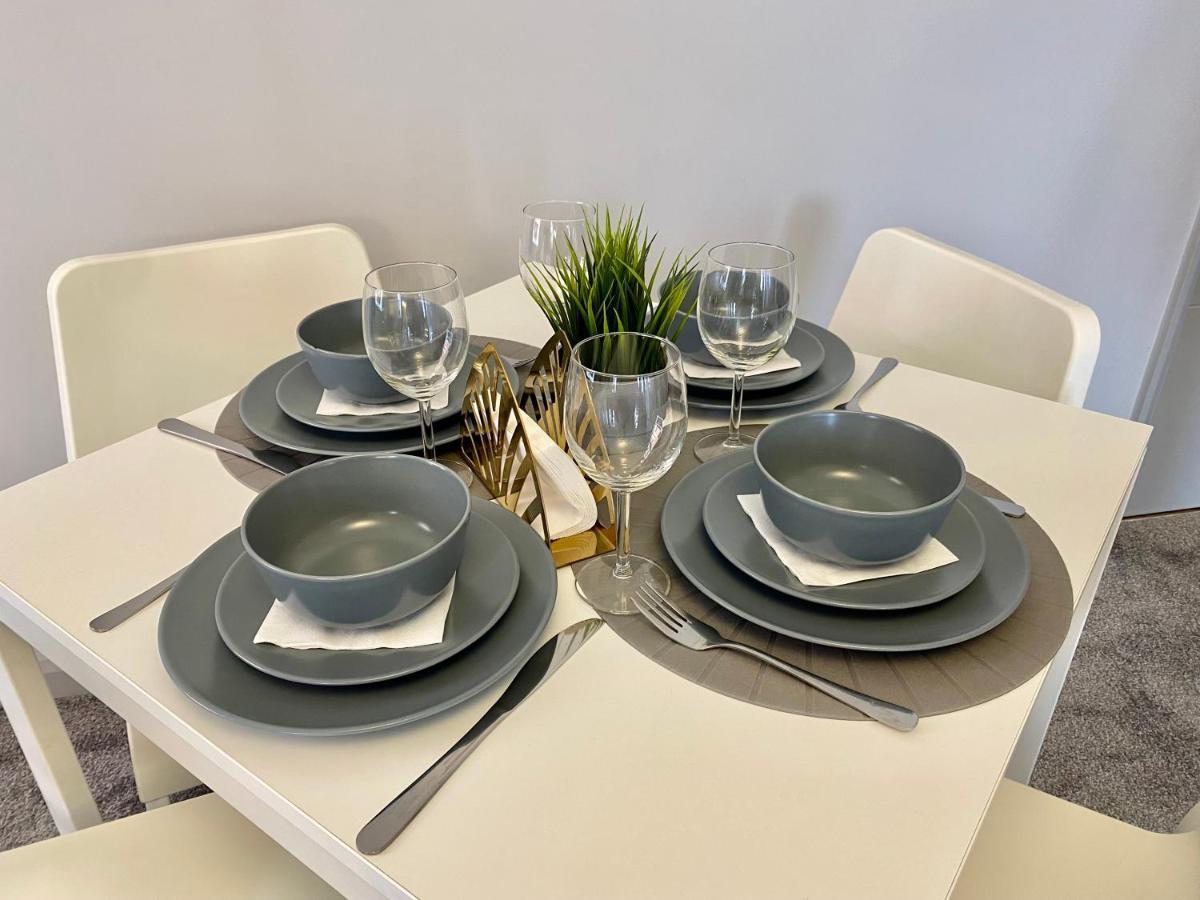 Beautiful Apartment - 5 Minute Walk To The Best Beach! - Great Location - Parking - Fast Wifi - Smart Tv - Newly Decorated - Sleeps Up To 4! Close To Bournemouth & Poole Town Centre Exteriör bild