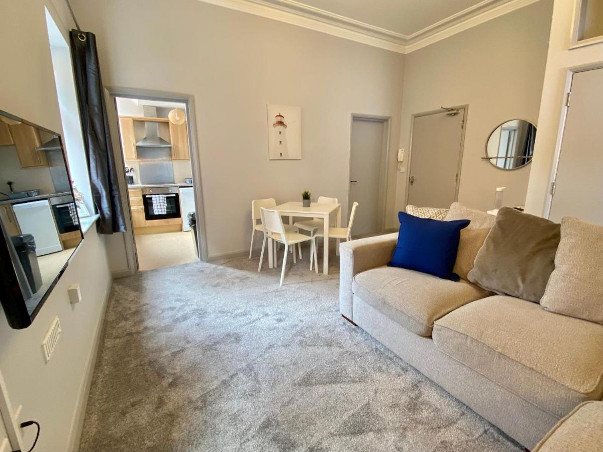 Beautiful Apartment - 5 Minute Walk To The Best Beach! - Great Location - Parking - Fast Wifi - Smart Tv - Newly Decorated - Sleeps Up To 4! Close To Bournemouth & Poole Town Centre Exteriör bild